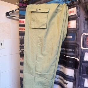 CLOSET CLOSING Nike Women’s  Cargo Pants in Light Green
